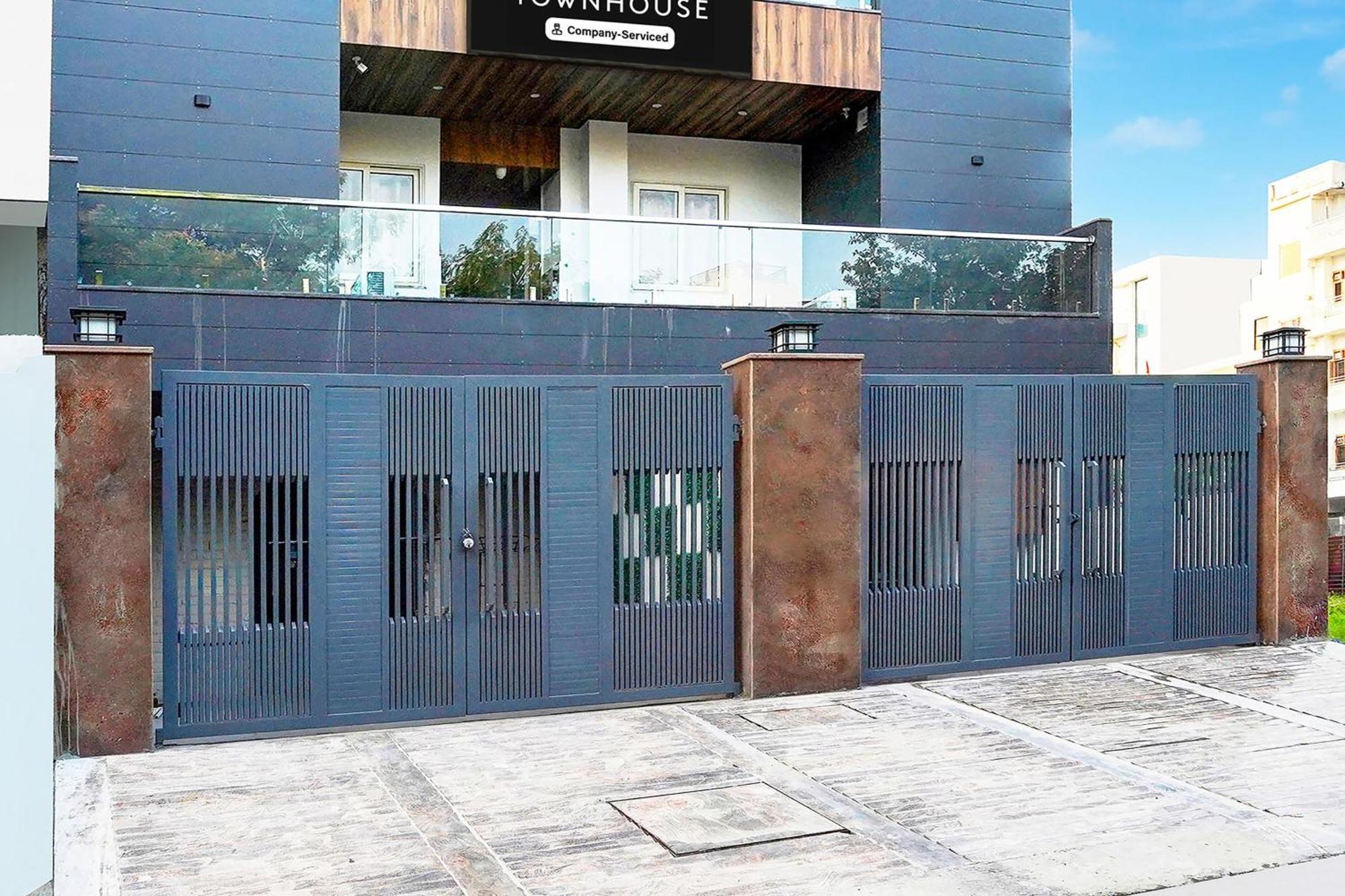 Super Townhouse Sector 104 Noida Hotel Bagian luar foto