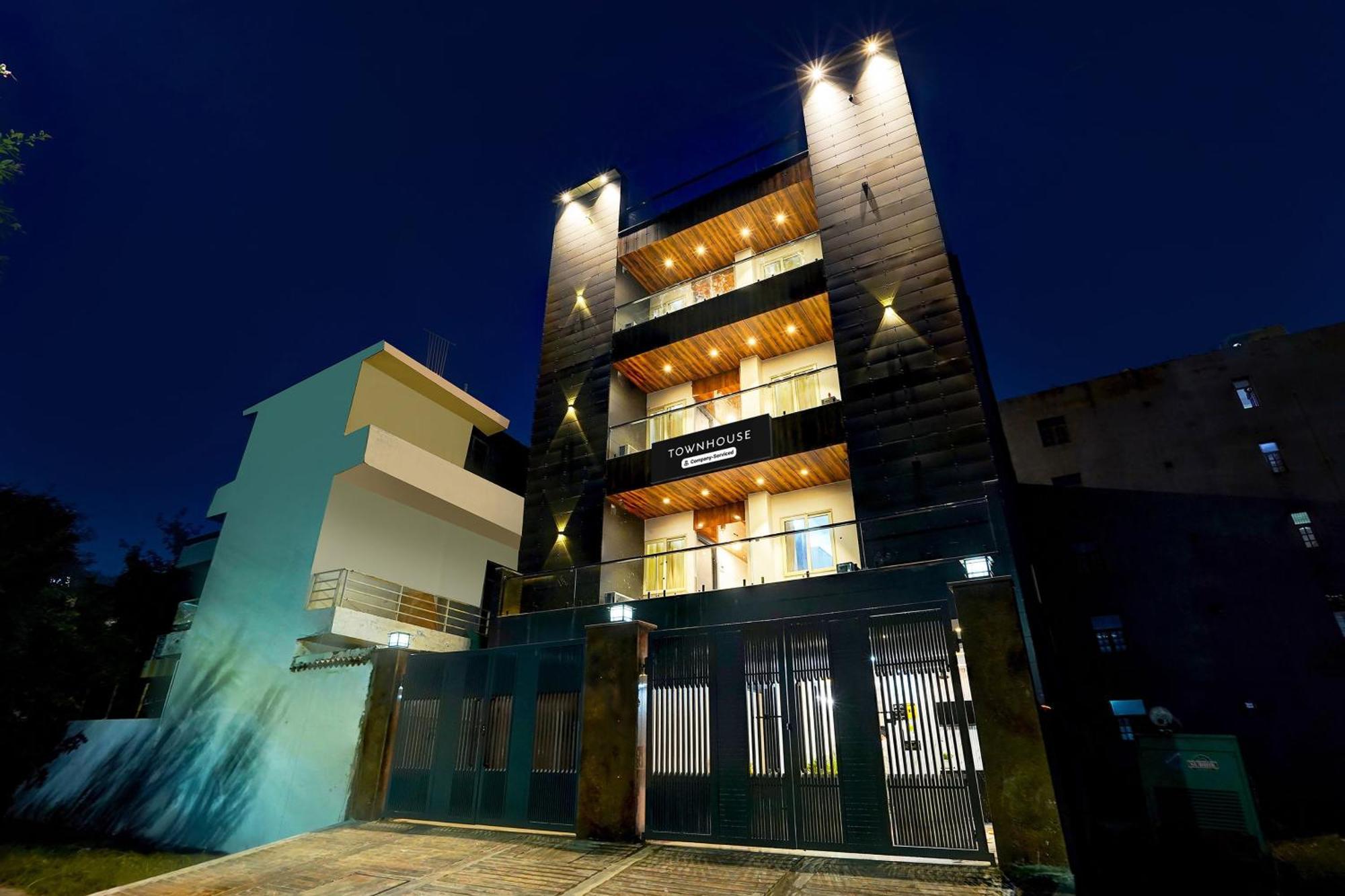 Super Townhouse Sector 104 Noida Hotel Bagian luar foto