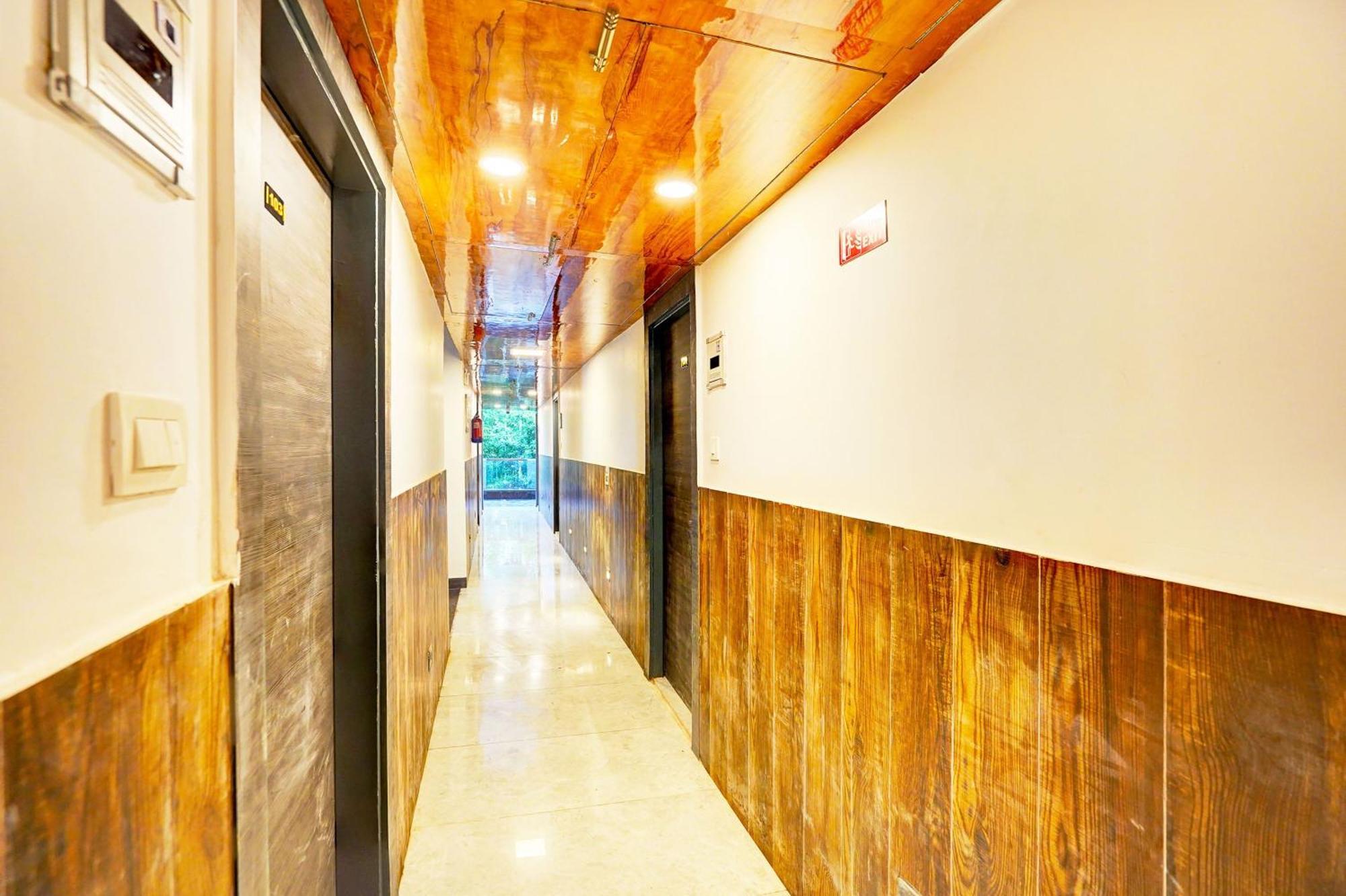 Super Townhouse Sector 104 Noida Hotel Bagian luar foto