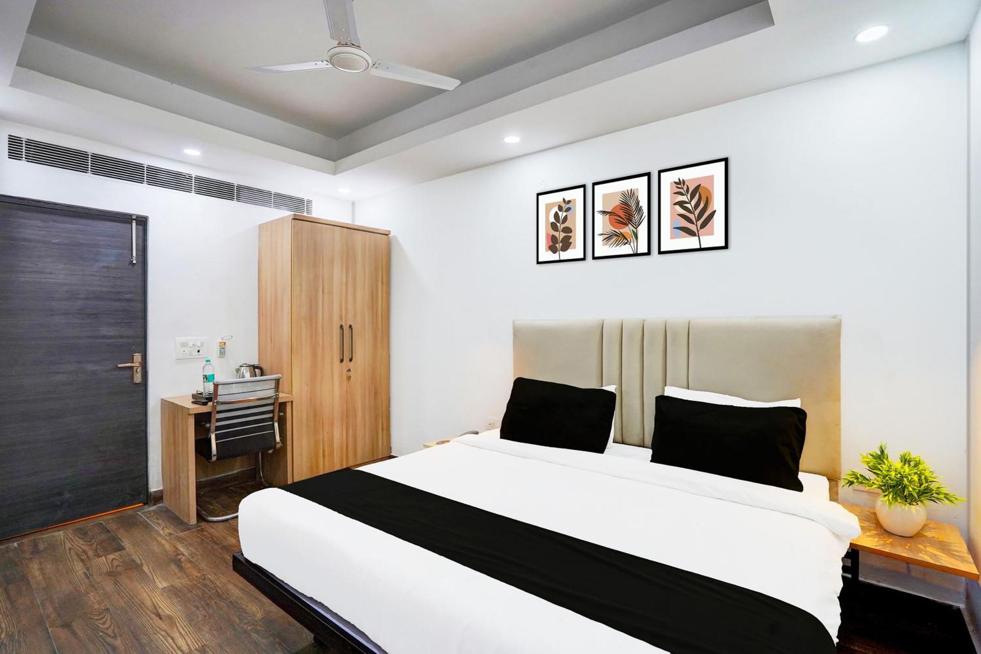Super Townhouse Sector 104 Noida Hotel Bagian luar foto