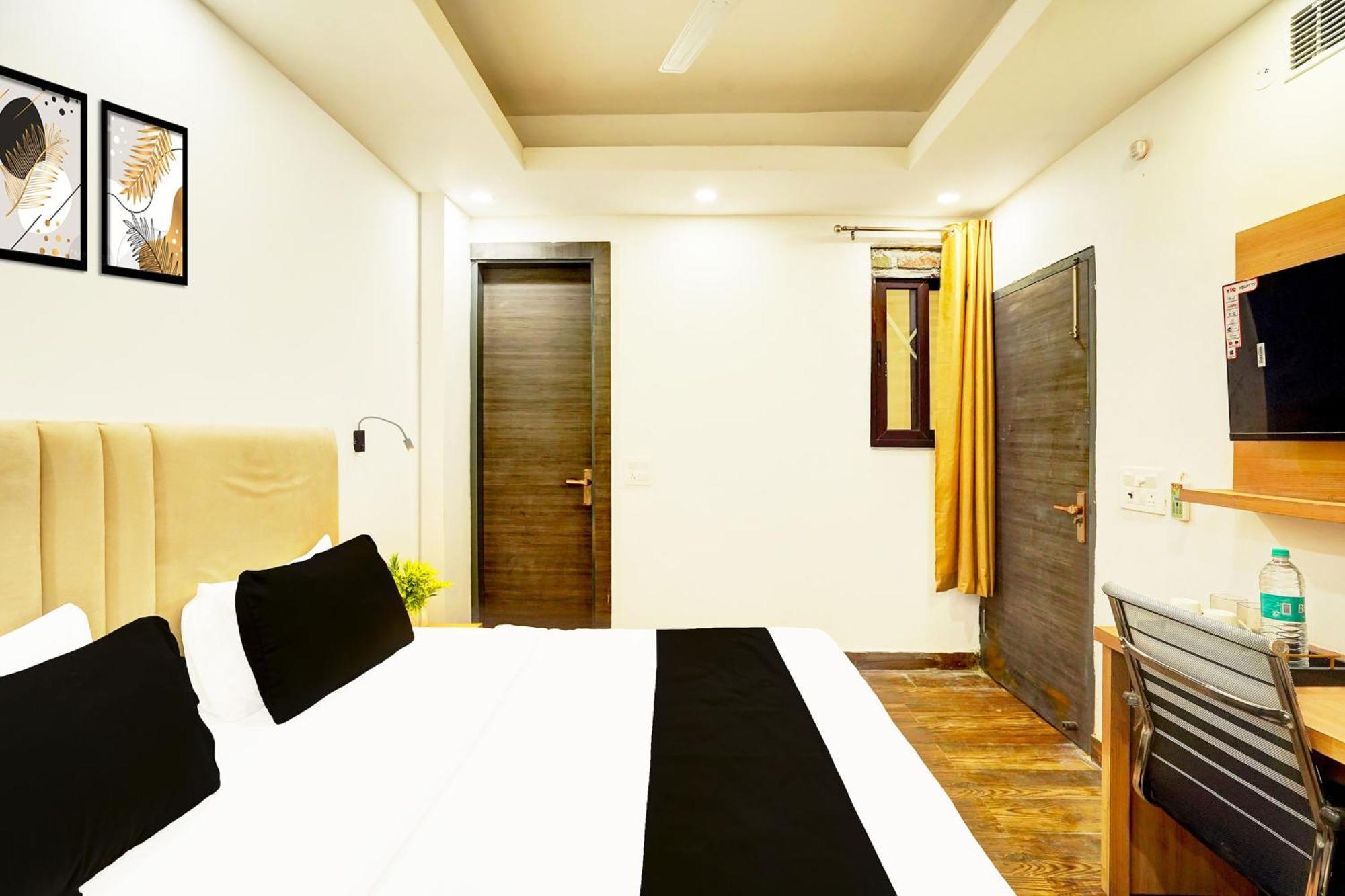 Super Townhouse Sector 104 Noida Hotel Bagian luar foto
