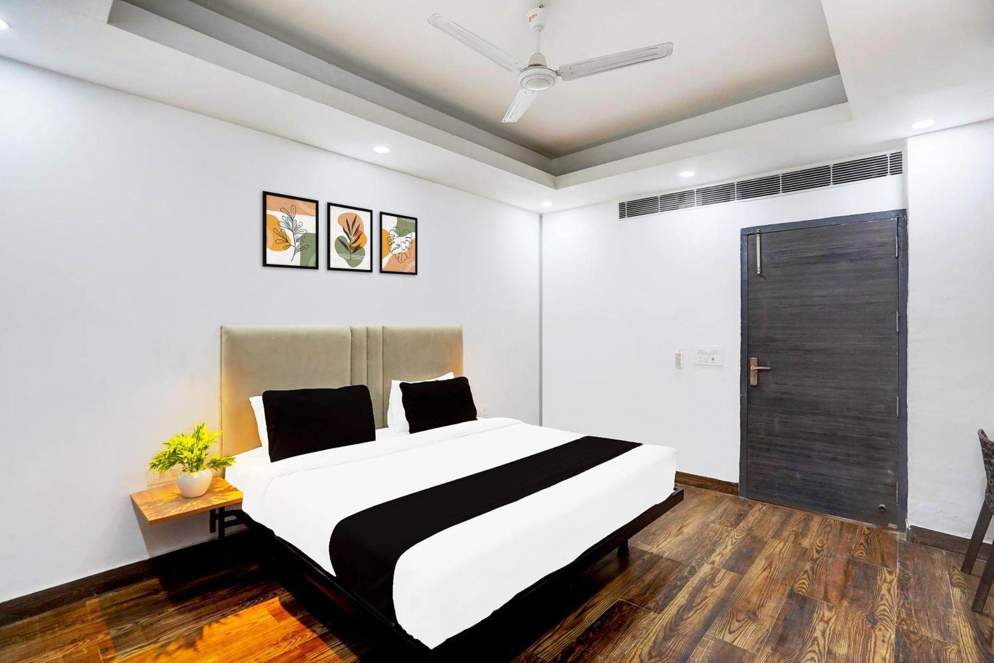 Super Townhouse Sector 104 Noida Hotel Bagian luar foto