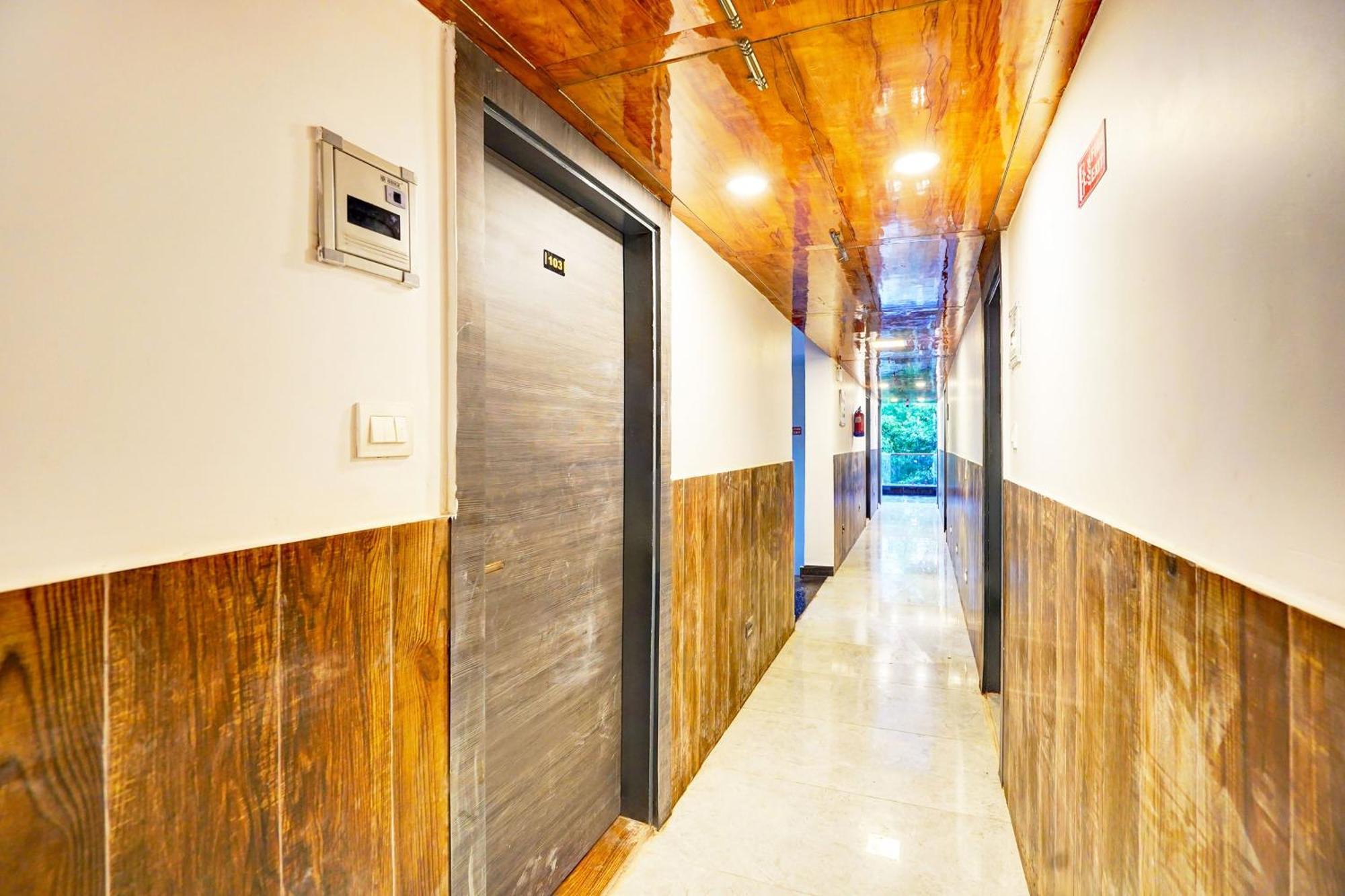 Super Townhouse Sector 104 Noida Hotel Bagian luar foto