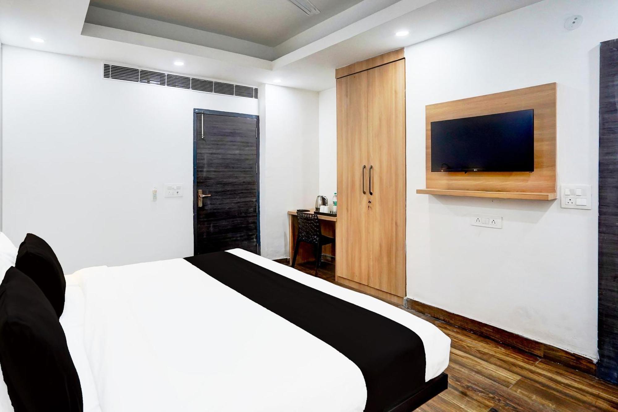 Super Townhouse Sector 104 Noida Hotel Bagian luar foto