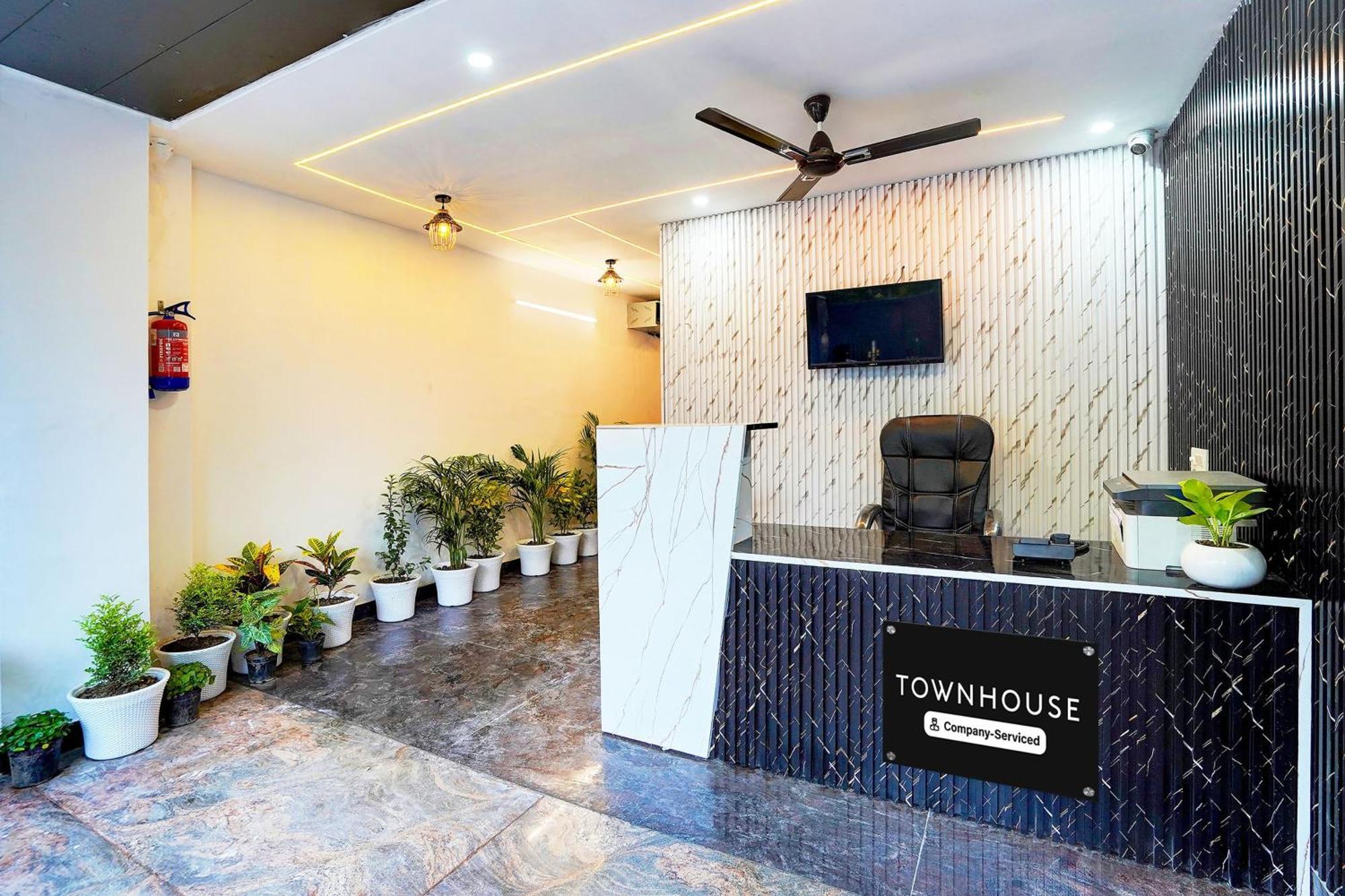 Super Townhouse Sector 104 Noida Hotel Bagian luar foto