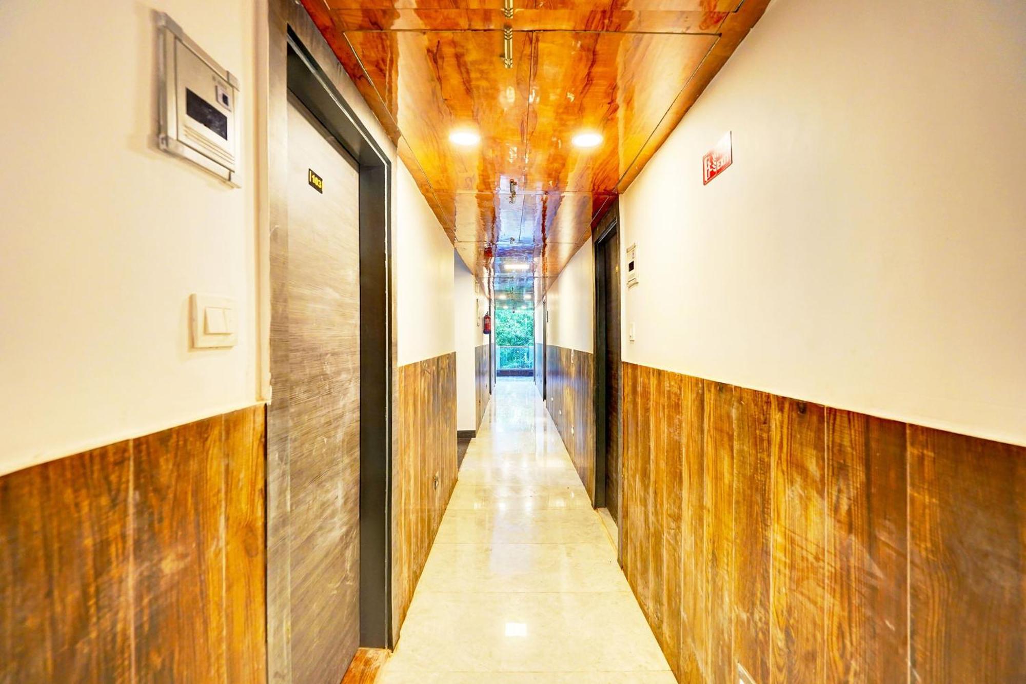 Super Townhouse Sector 104 Noida Hotel Bagian luar foto