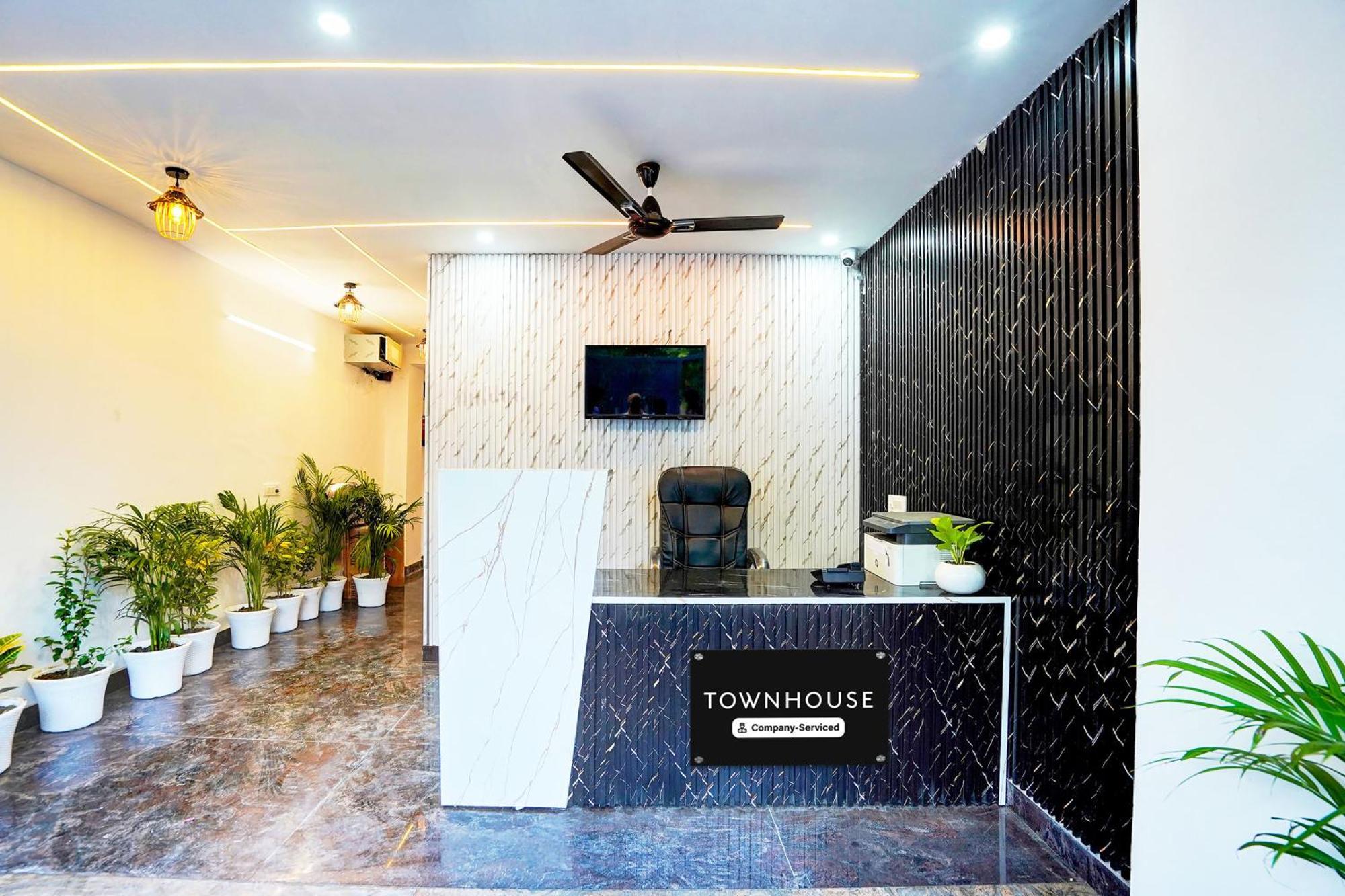 Super Townhouse Sector 104 Noida Hotel Bagian luar foto