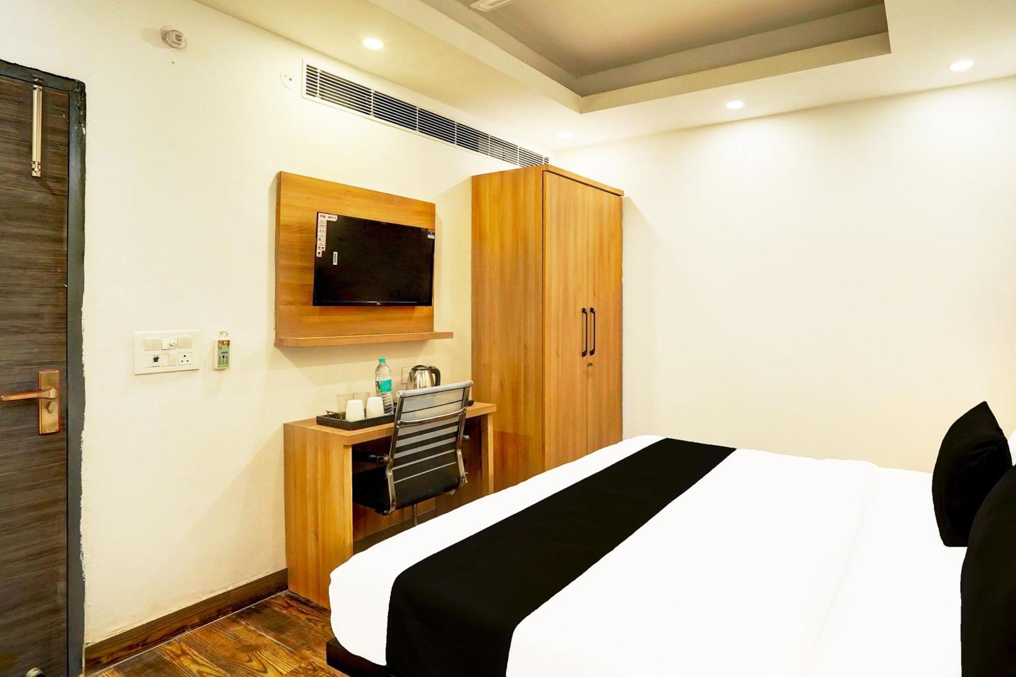 Super Townhouse Sector 104 Noida Hotel Bagian luar foto